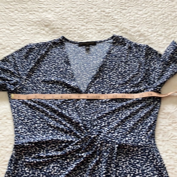 Banana Republic short sleeved faux wrap dress in blue navy black gray and white - Picture 12 of 15